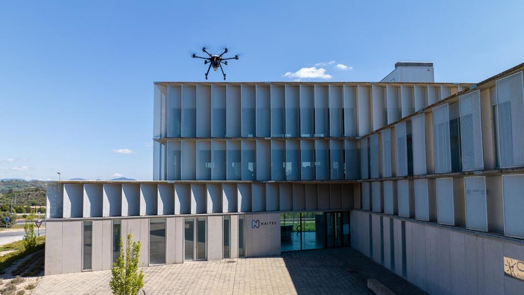 NAITEC desarrolla un sistema de aterrizaje autónomo de precisión de drones sobre plataformas en movimiento mediante posicionamiento híbrido