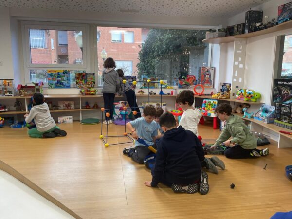 El 76% de estudiantes de Primaria se sienten más creativos cuando juegan sin pantallas, según un estudio de AIJU (REDIT)