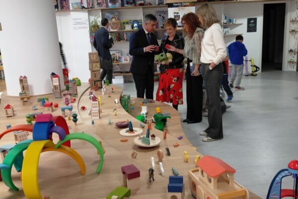 El 76% de estudiantes de Primaria se sienten más creativos cuando juegan sin pantallas, según un estudio de AIJU (REDIT)