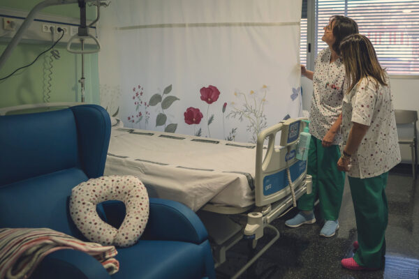 AITEX hace una donación de 15.000€ para reformar la planta de oncología del hospital Virgen de los Lirios de Alcoy