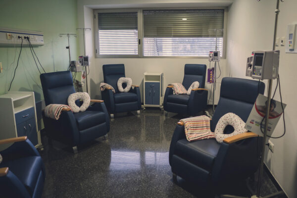 AITEX hace una donación de 15.000€ para reformar la planta de oncología del hospital Virgen de los Lirios de Alcoy