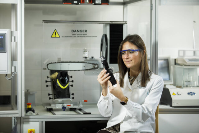 cientifica-en-el-laboratorio-de-ctcr