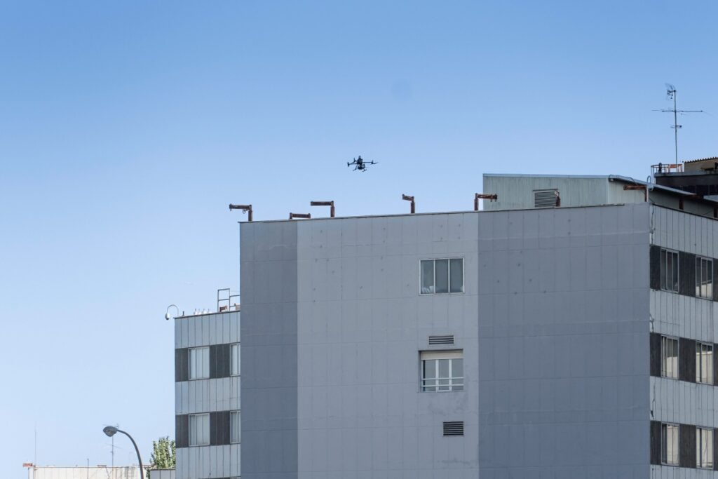 ITG consigue que un dron transporte suministros médicos entre dos hospitales y realiza un ensayo pionero que une renovables e IA