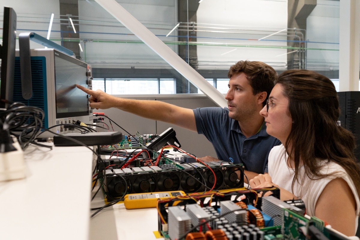 IKERLAN y FLOOX lideran una nueva era de carga de vehículos eléctricos con cargadores inalámbricos eficientes y bidireccionales